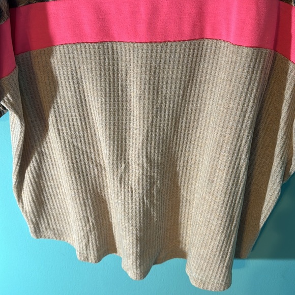 5/$25 Large leopard Top - Picture 3 of 6